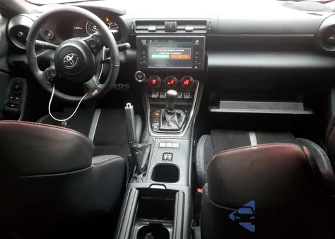 2024 Toyota Gr 86 Premium z USA, uszkodzony, nr VIN JF1ZNBE16R8756488